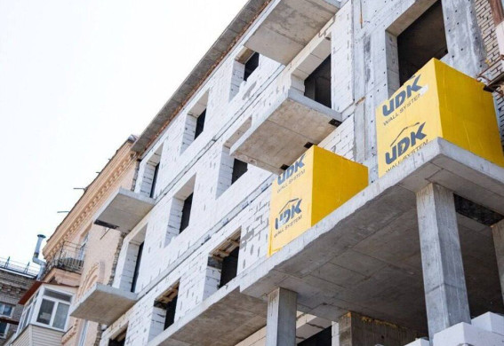 Зруйнований російською ракетою будинок в центрі Запоріжжя відновлять до кінця року