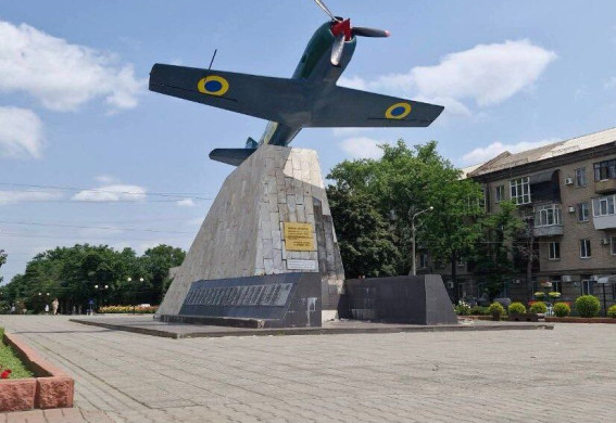 В Запоріжжі вже не хочуть ремонтувати постамент під літаком на бульварі Шевченка (відео)