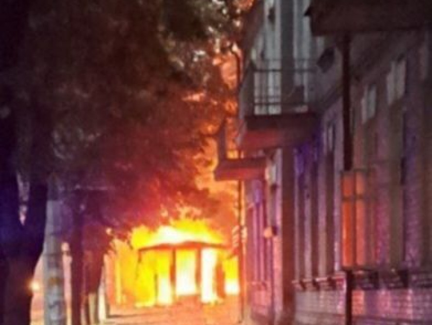 Палає зупинка на центральному проспекті в Запоріжжі