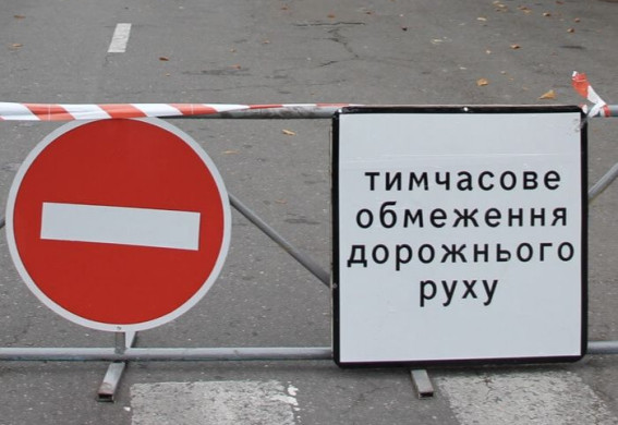 Через наслідки нічної атаки в Запоріжжі перекрито рух транспорту у центрі міста