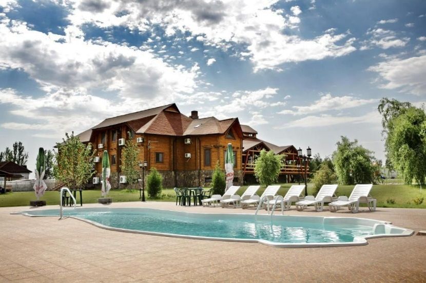 Басейн заміського готелю