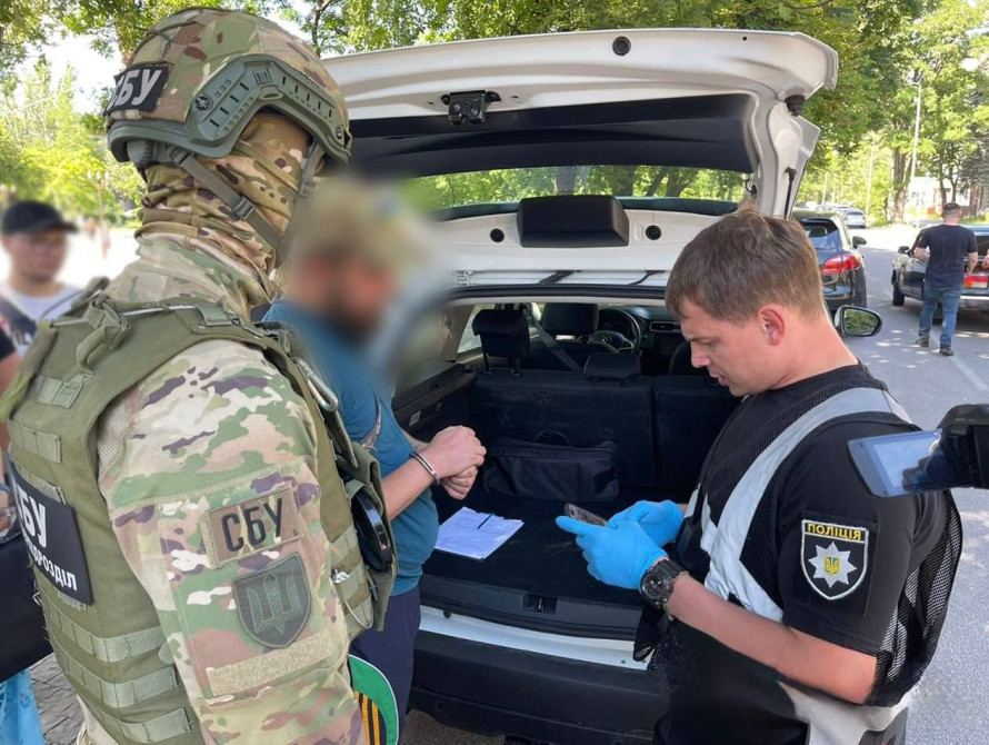 Момент затримання підозрюваного, який вимагав $12 000 за “допомогу” в ухиленні від мобілізації
