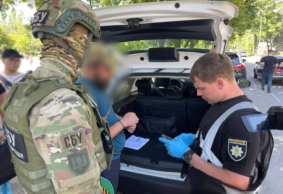 У Запоріжжі затримали чоловіка, який за $12 тисяч обіцяв допомогти уникнути мобілізації (фото)