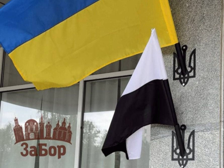 У Запоріжжі з’явилися незвичні чорно-білі прапори