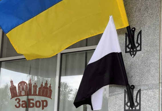 У Запоріжжі замайоріли чорно-білі прапори: що це значить?