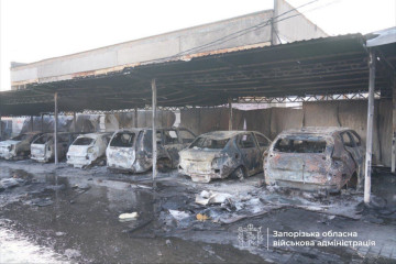 Знищене відділення Нової пошти, згоріли майже 50 авто, перекрита Космічна - наслідки ударів по Запоріжжю (фото, відео)
