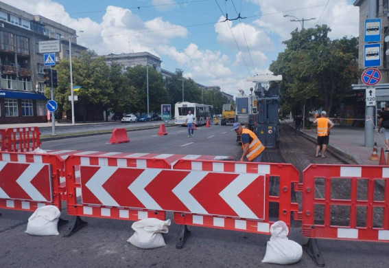 У центрі Запоріжжя почали ремонт водогону після ворожої атаки (фото)