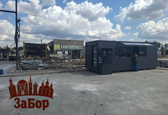 В Запоріжжі після російського удару відновили роботу магазини та зруйнована пошта – зараз прибирається згоріла техніка (відео)