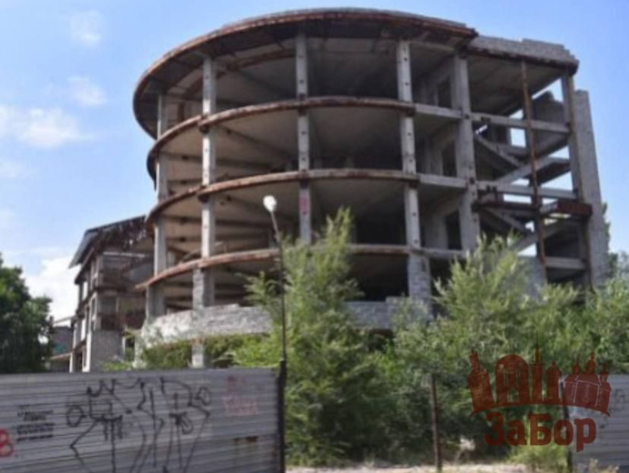 У центрі Запоріжжя продають недобудову