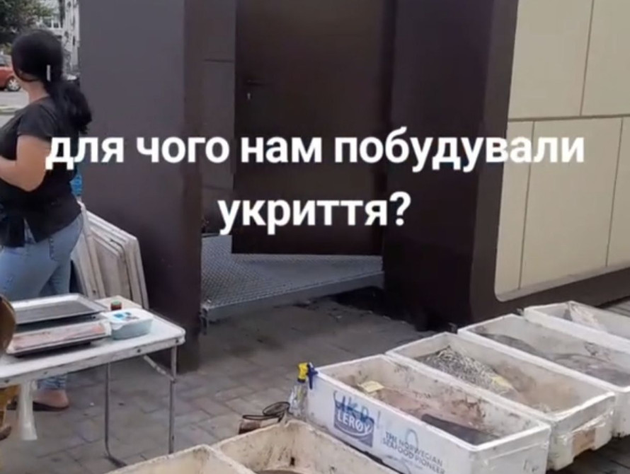 Торговець повністю перекрив прохід до укриття своїм товаром
