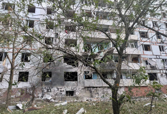 Росіяни вдарили по багатоповерхівці в Степногірську (фото)