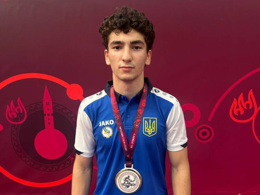 Ібрагім Насібов після перемоги на чемпіонаті Європи U-15 з греко-римської боротьби