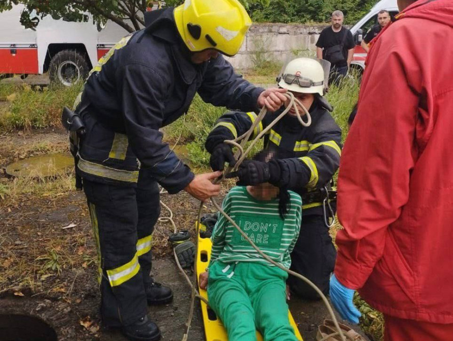Постраждалу витягли і передали медикам
