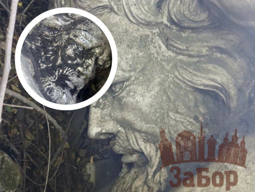 Наразі походження скульптур невідоме
