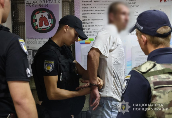 В Запоріжжі в лікарні пацієнт з ножем напав на лікаря (фото)