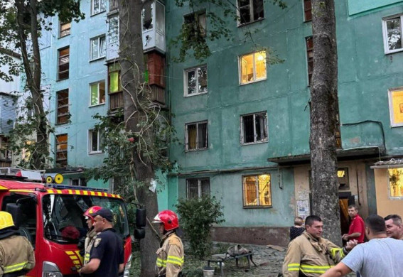 У Запоріжжі пролунав вибух — попередньо через атаку дрона пощкоджено 30 квартир (фото, відео)
