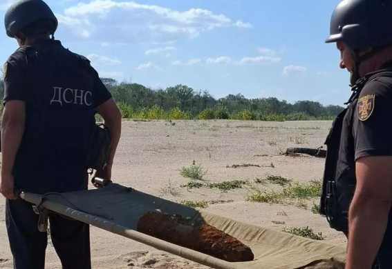 В Запоріжжі на мілині посеред Дніпра знайшли артилерійські снаряди (фото)