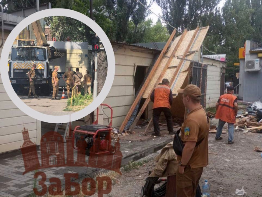 На місці демонтажу кіоску помітили багато співробітників Муніципальної варти