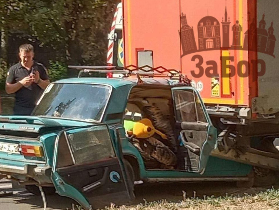 З понівеченого авто рятувальники вирізали водія