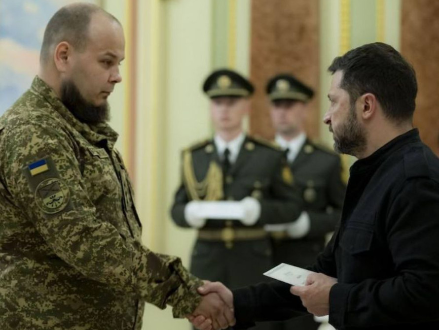 Герой України Дмитро Шемета з 23-ї бригади «Хортиця» отримав сертифікат на квартиру з рук Президента