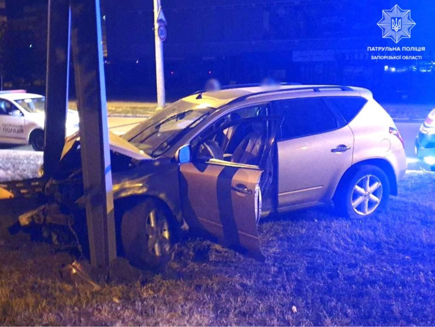 У Запоріжжі п'яний водій без прав врізався у стовп