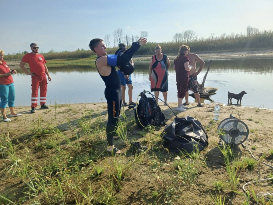 На Запоріжжі рятувальники дістали з Дніпра тіло потопельника.