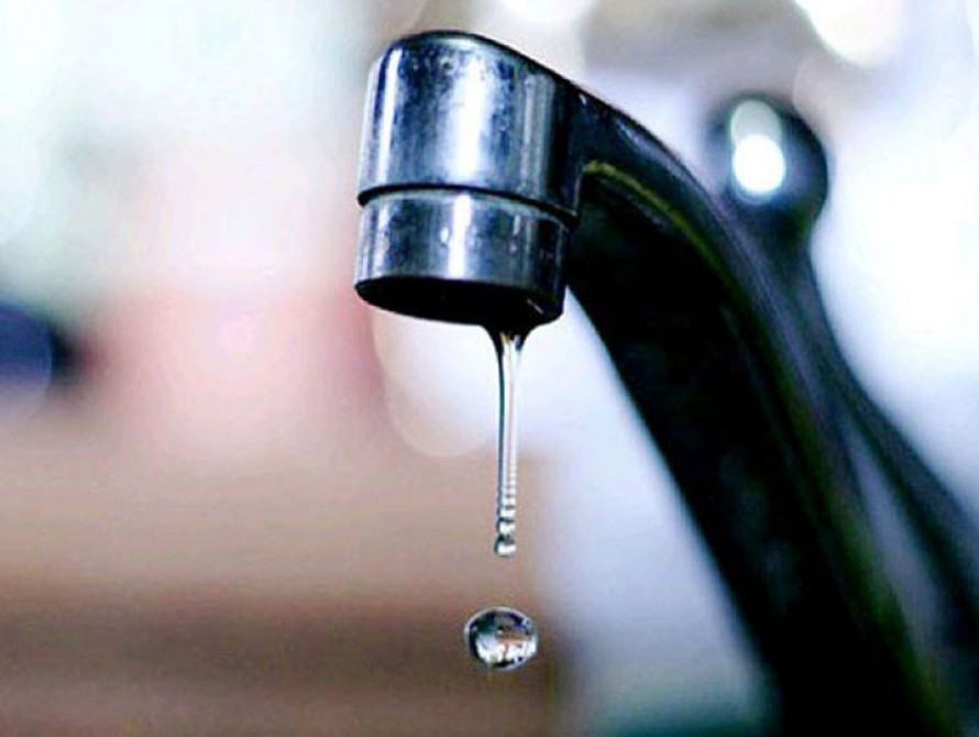 Аварійні служби працюють на місці прориву водогону по вул. Козака Бабури в Хортицькому районі Запоріжжя