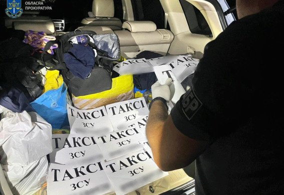 У Запоріжжі викрили сервіс таксі: чоловіків провозили до прикордонних зон у формі рятувальників (фото)