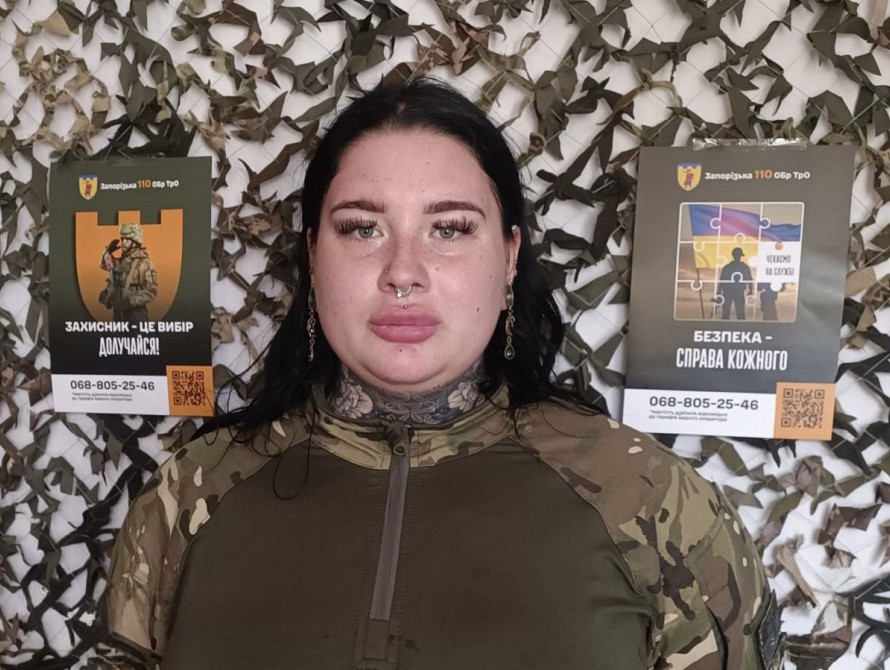 Клавдія — медсестра з Австрії, яка готується підписати контракт із запорізькою бригадою ТрО, щоб рятувати поранених на фронті