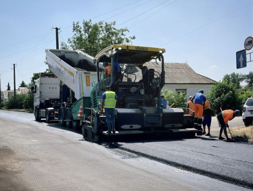 На межі Запорізької та Дніпропетровської області ремонтують дорогу