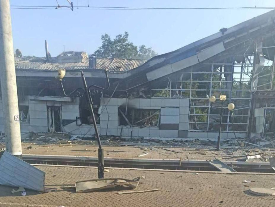 Окупанти зруйнували вокзал у Синельниковому