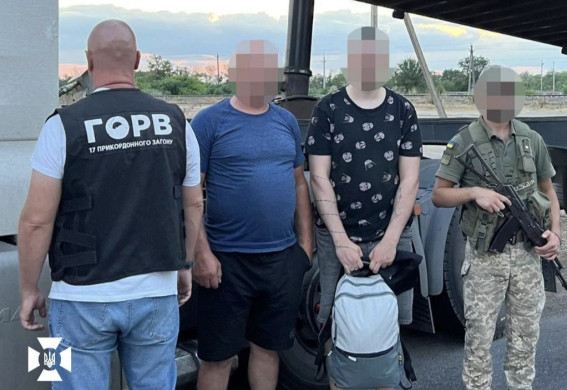 Запоріжця витягнули зі схованці під фурою: він намагався нелегально втікти до Румунії (відео)