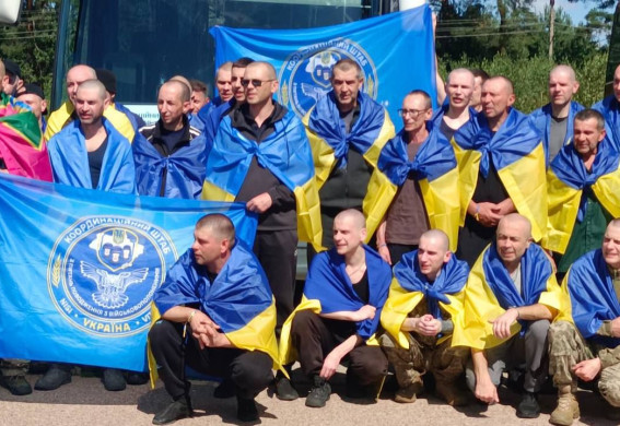 Шестеро захисників із Запорізької області повернулися додому: новий обмін полоненими (фото)