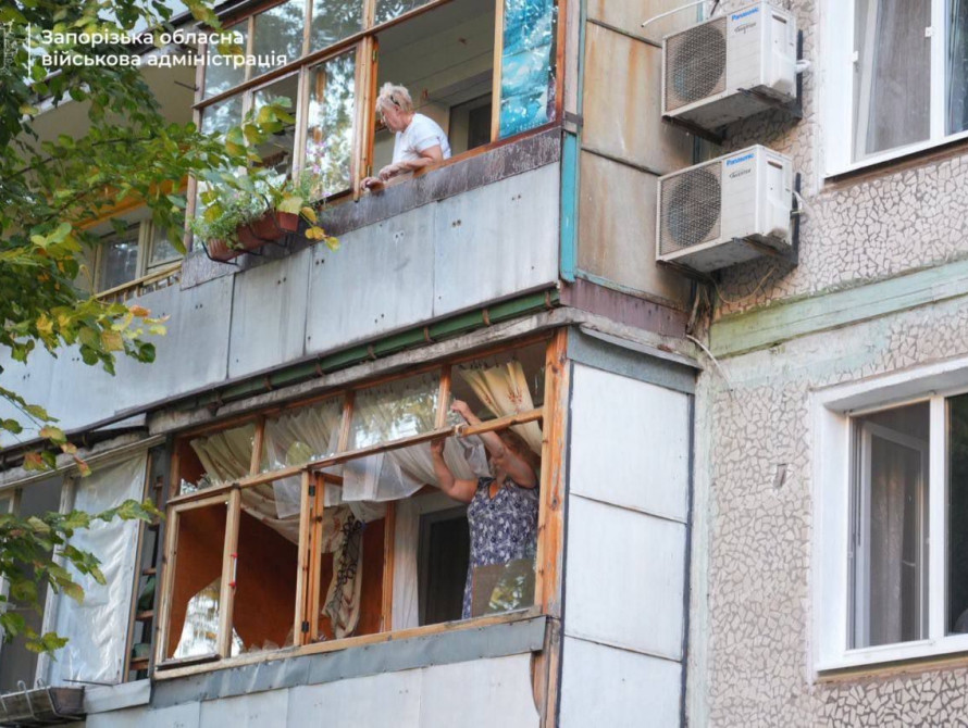 Розбиті вікна в жилому будинку після атаки 21 серпня