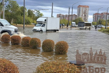 У Запоріжжі після зливи затоплені дороги і двори та водоспади у під’їздах (відео, фото)