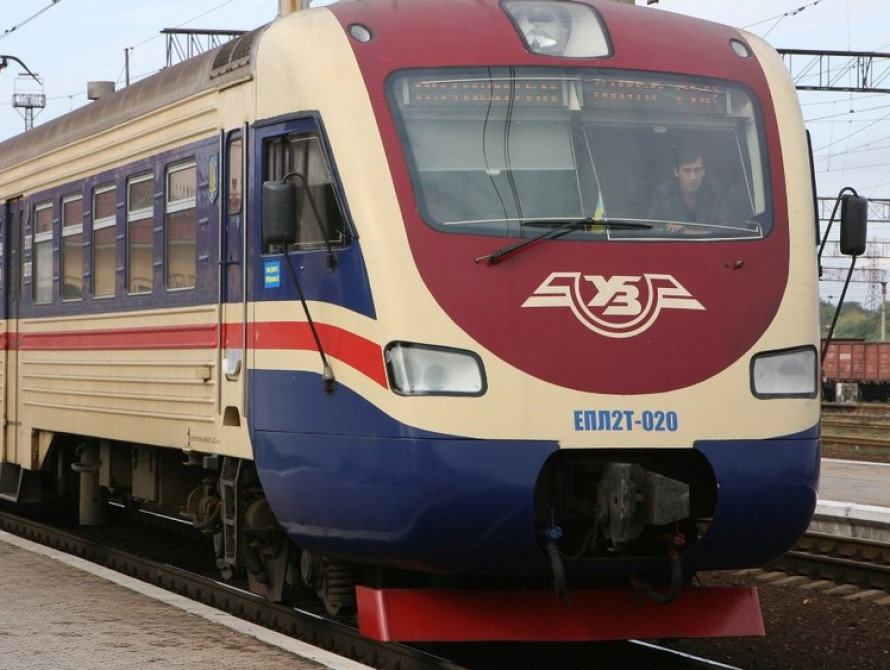 Низка запорізьких потягів курсуватиме лише до Дніпра