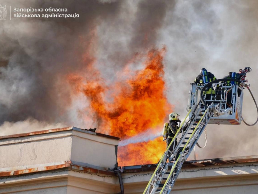 Пожежа на підприємстві в Запоріжжі після атаки шахедами в ніч на 7 вересня