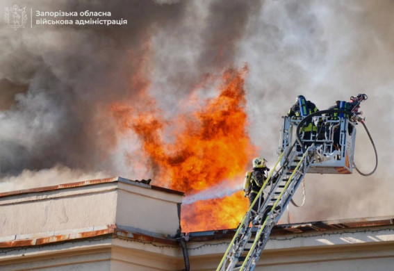 Атака по Запоріжжю: масштабна пожежа на підприємстві, загинула жінка, кількість поранених зросла (фото, відео)