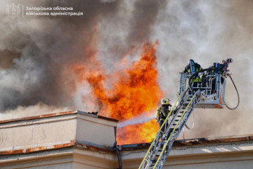 Атака по Запоріжжю: масштабна пожежа на підприємстві, загинула жінка, кількість поранених зросла (фото, відео)