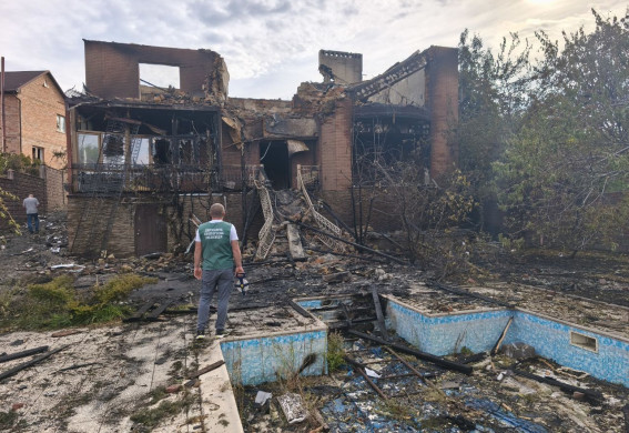 У Запоріжжі внаслідок нічної атаки згорів будинок, який сім’я будувала чотири роки (фото, відео)