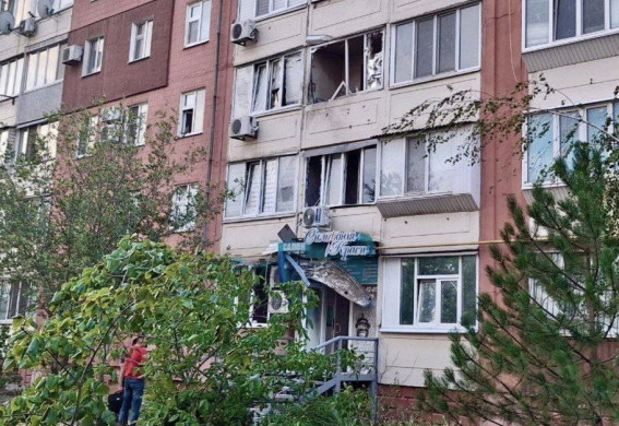 FPV-дрон влучив у житловий будинок у Запоріжжі: є поранені (фото)