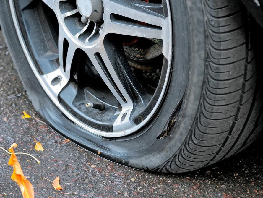 У Запоріжжі чоловік проколює шини авто