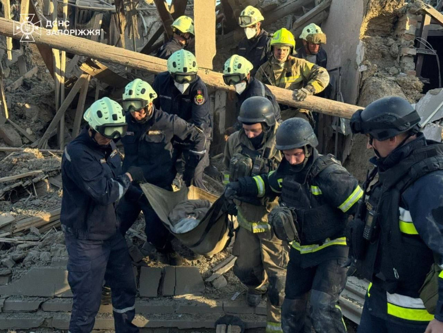 Рятувальники виносять жінку з-під завалів