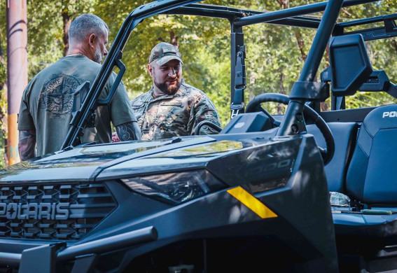 Маневрені та швидкі: Метінвест передав Нацгвардійцям багі та мотоцикли