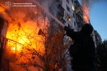 Серія ракетних ударів  по Запоріжжю: палає багатоповерхівка, відомо про 7 поранених (фото, відео)