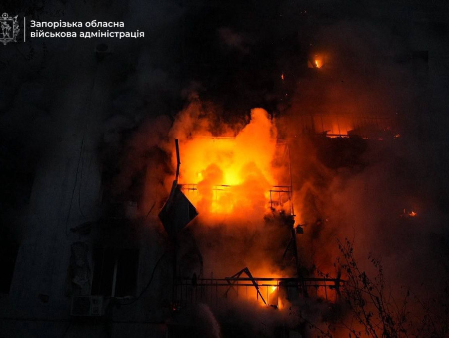 Палаючі квартири внаслідок обстрілу