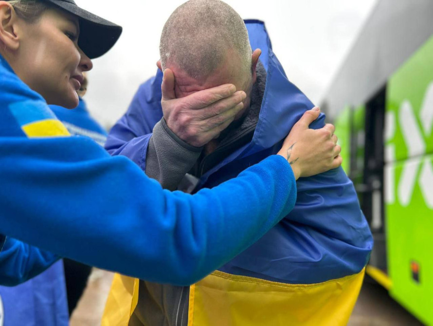 Український військовий, звільнений з полону, плаче
