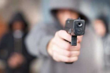 У Запоріжжі підлітки зняли відео, де погрожували стріляти по пенсіонеркам: їх знайшла поліція (відео 18+)