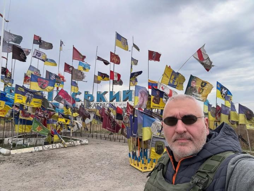 Марк Фейгін біля стели Оріхівського району