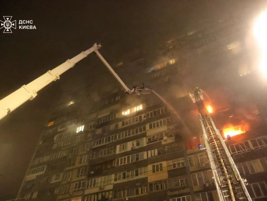 Пошкоджена багатоповерхівка у Києві